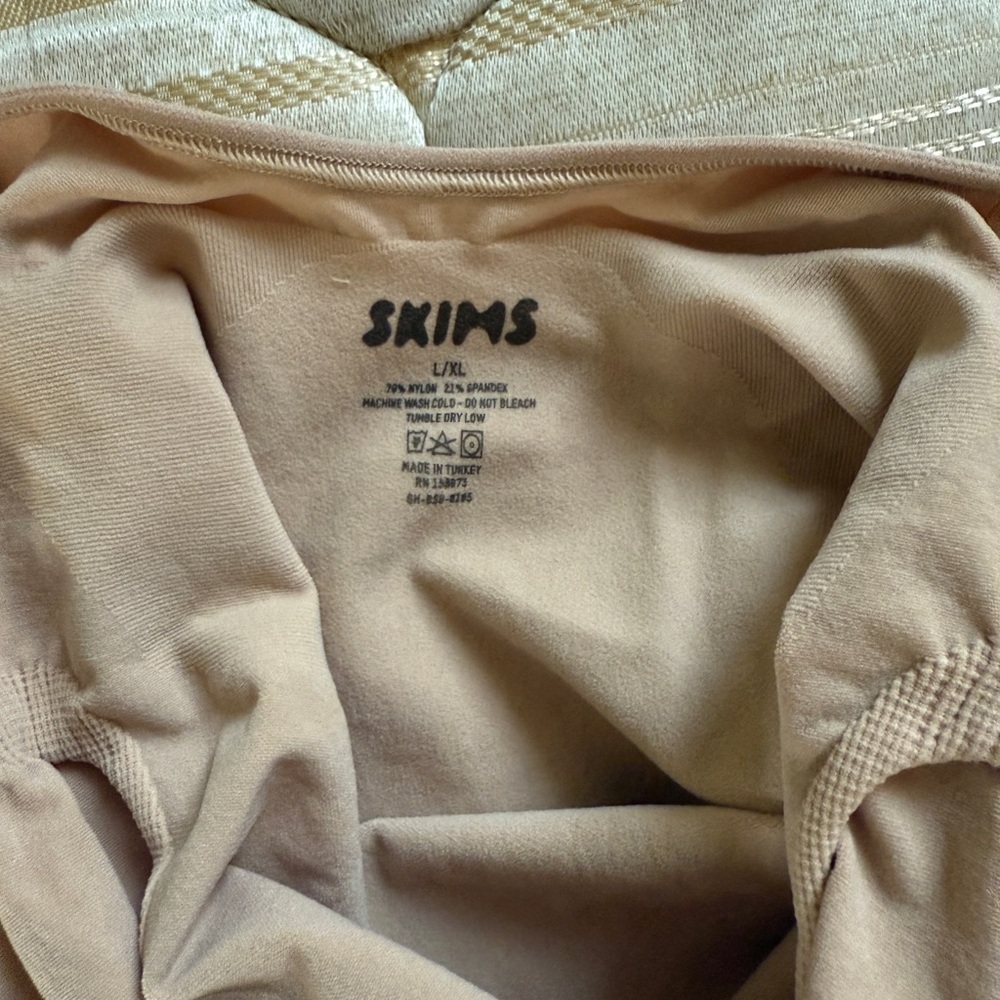 Skims Sculpting Bodysuit - Picture 3 of 5